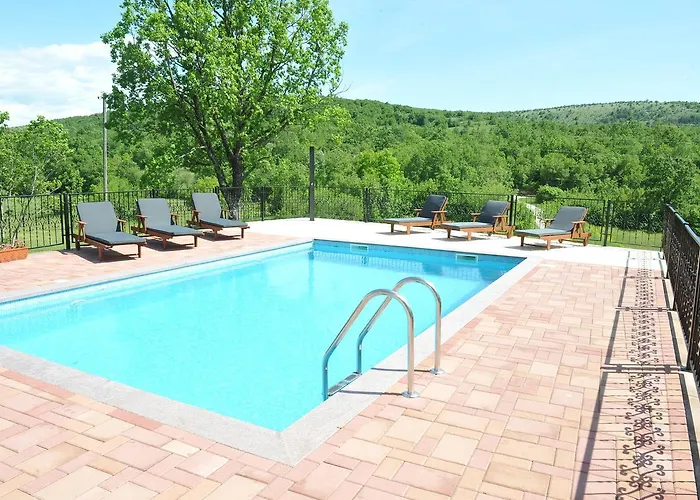 In Tijarica With Private Pool Pocrnja