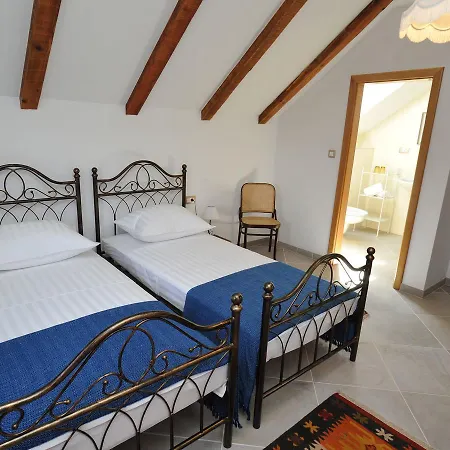 فيلة In Tijarica With Private Pool Pocrnja