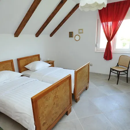 In Tijarica With Private Pool * Pocrnja